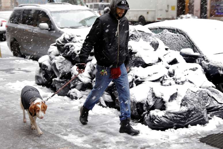 Homem passeia com cachorro durante nevasca em Nova York
07/03/2018 REUTERS/Lucas Jackson