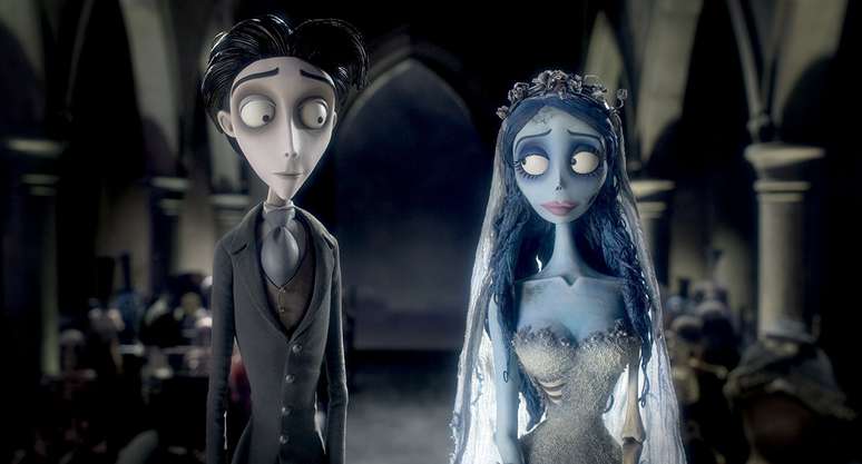 <p><strong>A Noiva Cadáver – 1h17</strong></p><p>Com o estilo inconfundível de Tim Burton, a animação “A Noiva Cadáver” conta a história de um homem vitoriano prestes a se casar, que acidentalmente pede a mão de uma noiva morta e é transportado para o seu mundo.</p>