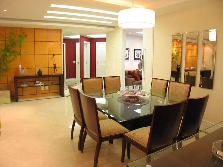 25. Decora&ccedil;&atilde;o de sala de jantar com espelho