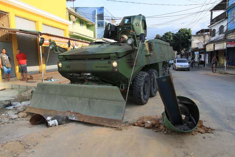 Veículo do Exército remove barreira instalada por criminosos na Vila Kennedy