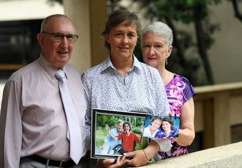 Jill Kindt segura uma foto dela com sua mulher Jo Grant juntamente com os sogros