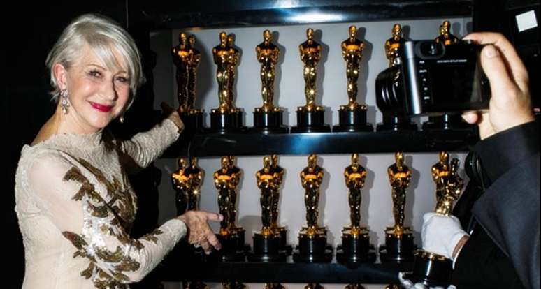 A atriz Hellen Mirren diante das estatuetas entregues na 90ª edição do Oscar.