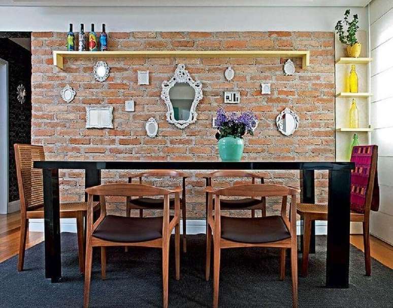 11. Decoração super charmosa em parede com vários espelhos decorativos para sala de jantar