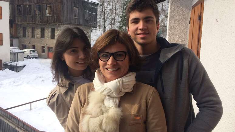 Rosa Maria (centro) se mudou com os filhos e o marido para vilarejo italiano para obter a cidadania