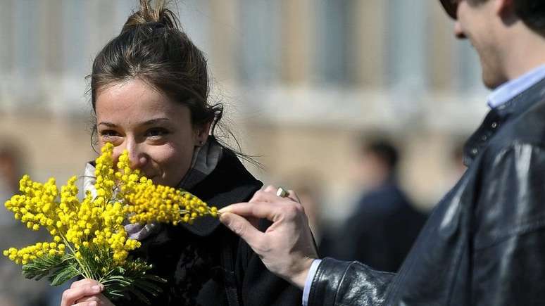 Em muitos países, a tradição do 8 de Março é de que as mulheres ganhem flores