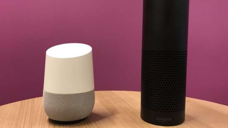 Google Home (&agrave; esq.) e o Amazon Echo s&atilde;o dois dos aparelhos cujos destaques s&atilde;o a intera&ccedil;&atilde;o com assistentes virtuais