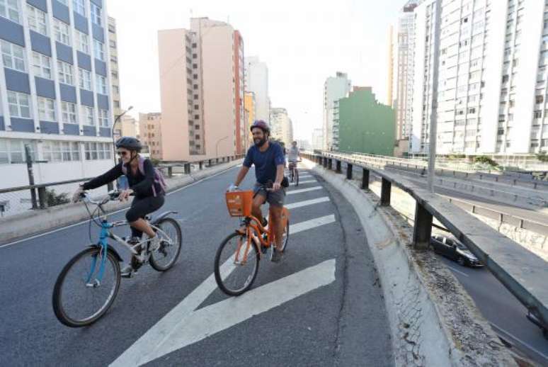 Ciclistas aproveitam pista do Minhocão durante interdições nos fins de semana e feriados