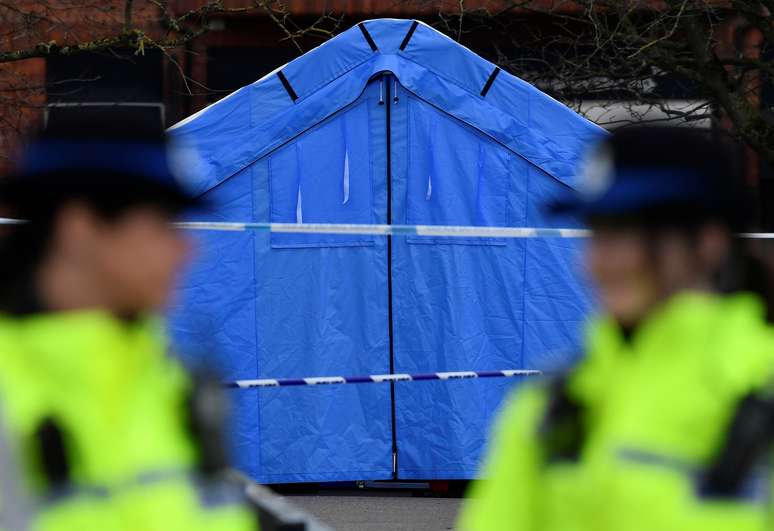 Policiais são vistos em frente a tenda forense em área isolada no centro de Salisbury, no Reino Unido 07/03/2018 REUTERS/Toby Melville