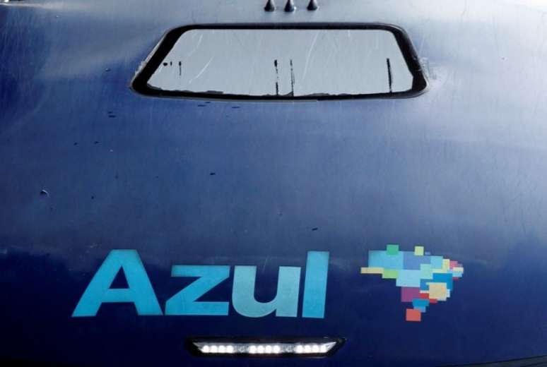Logo da companhia a&eacute;rea brasileira Azul &eacute; visto no aeroporto de Viracopos, em Campinas 11/04/2017 REUTERS/Paulo Whitaker