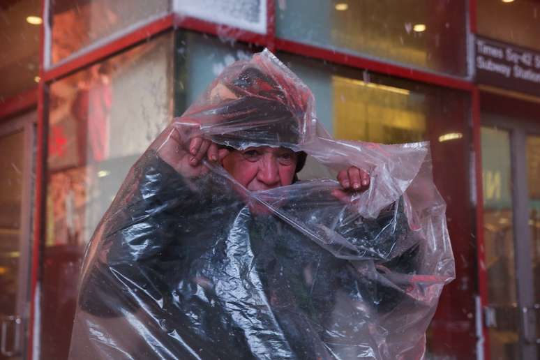 Homem se protege de neve em Manhattan, Nova York 07/03/2018 REUTERS/Amr Alfiky