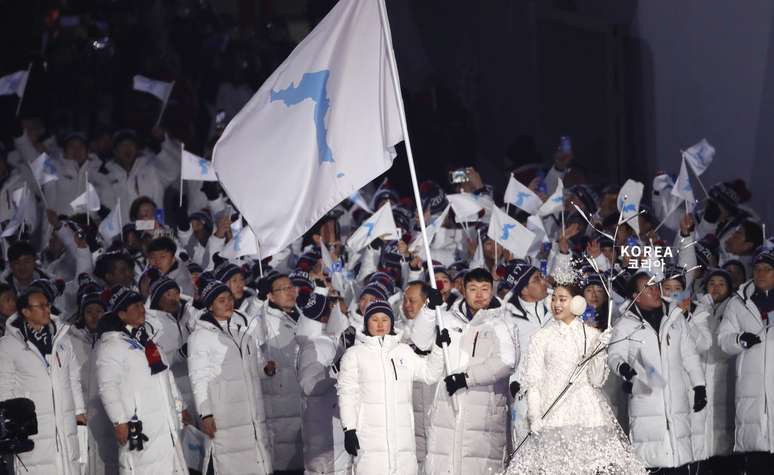 Hwang Chung Gum e Won Yunjong da Coreia carregam bandeira unificada durante cerim&ocirc;nia de abertura da Olimp&iacute;ada de Inverno de Pyeongchang 09/02/2018  REUTERS/Kim Kyung-Hoon 