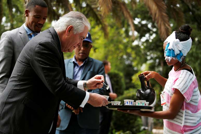 Tillerson é servido de café em cerimônia em Addis Ababa
 8/3/2018    REUTERS/Jonathan Ernst