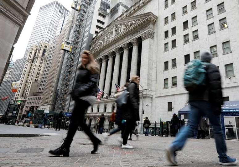 Pedestres caminham em frente à Bolsa de Ações de Nova York, em Wall Street, em Nova York
06/02/2018
REUTERS/Brendan McDermid 