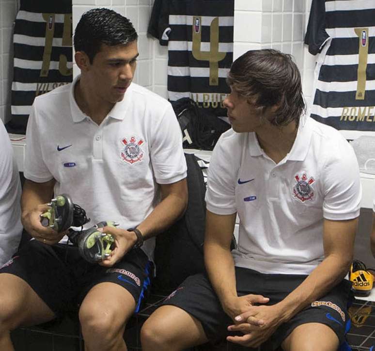 Os paraguaios Balbuena e Romero conversam no vestiário do Corinthians (Foto: Daniel Augusto Jr./AgenciaCorinthians)