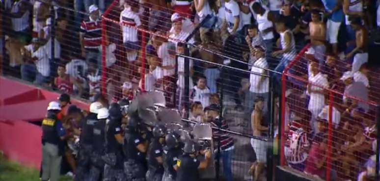 60 pessoas ficam feridas após briga durante o intervalo do clássico entre Sport e Santa Cruz (Foto: Reprodução/TV GLOBO)