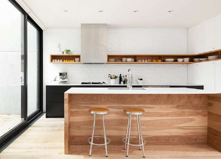 54. Cozinhas modernas com bancada e prateleiras de madeira