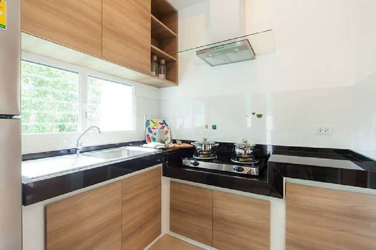 23. As cozinhas modernas nem sempre precisam ser em tons de branco, cinza e preto, utilize o tom de madeira para deixa-la mais charmosa