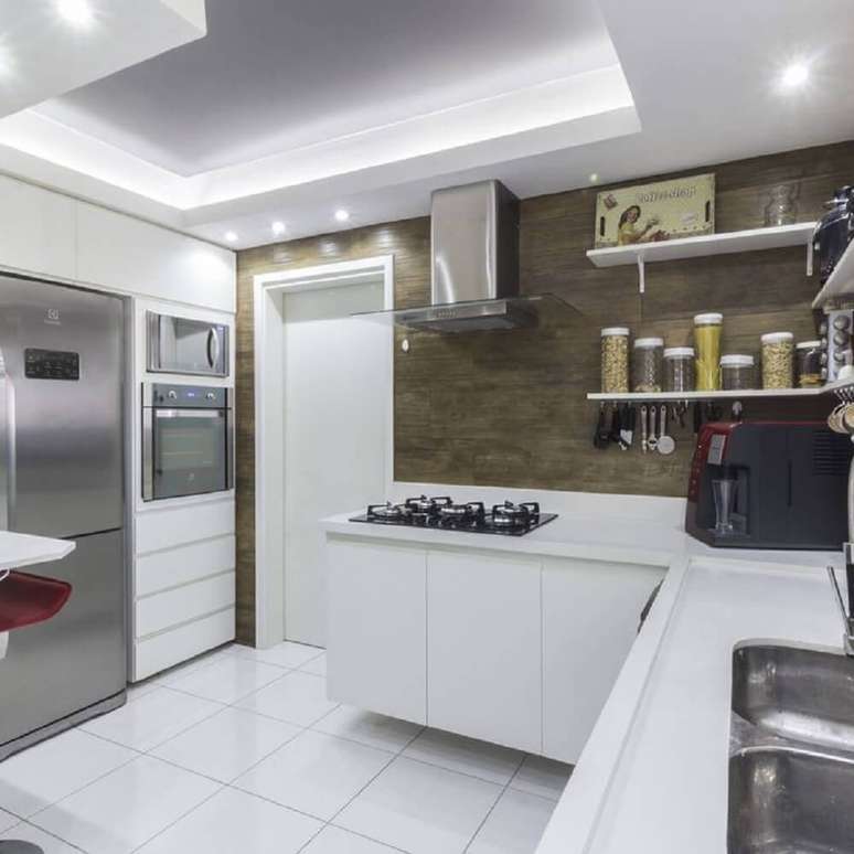2. A sanca é uma solução prática e bonita para a iluminação da cozinha moderna
