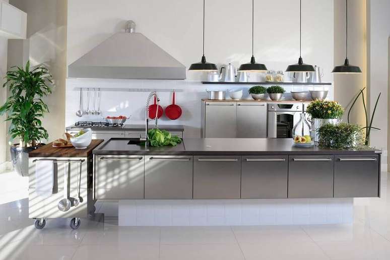 40. Decoração de cozinha moderna com pendentes pretos e armários em aço inox