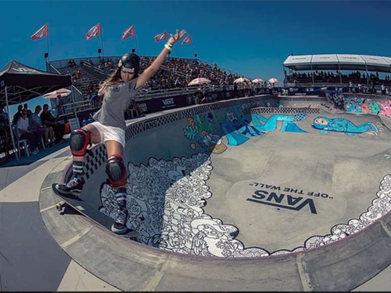 No ano passado, Dora venceu do campeonato mundial Vans Girls, na Calif&oacute;rnia (EUA), na disputa da categoria "15 and over" (Sub-15)