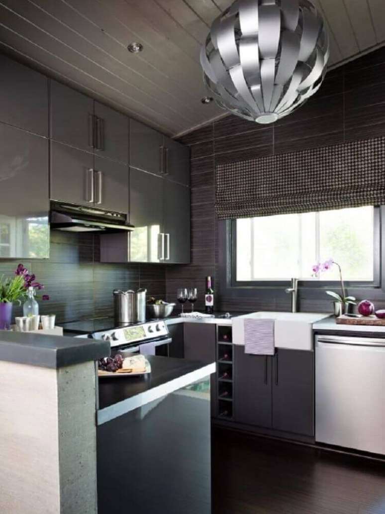 25. Invista em pendentes e luminárias diferentes para compor a decoração de cozinhas modernas