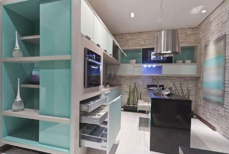 41. O revestimento de parede para cozinhas modernas pode dar um toque especial na decoração.