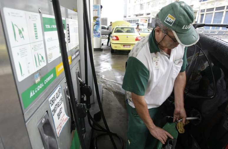 Funcionário enche tanque com etanol no Rio de Janeiro 30/04/2008  REUTERS/Sergio Moraes