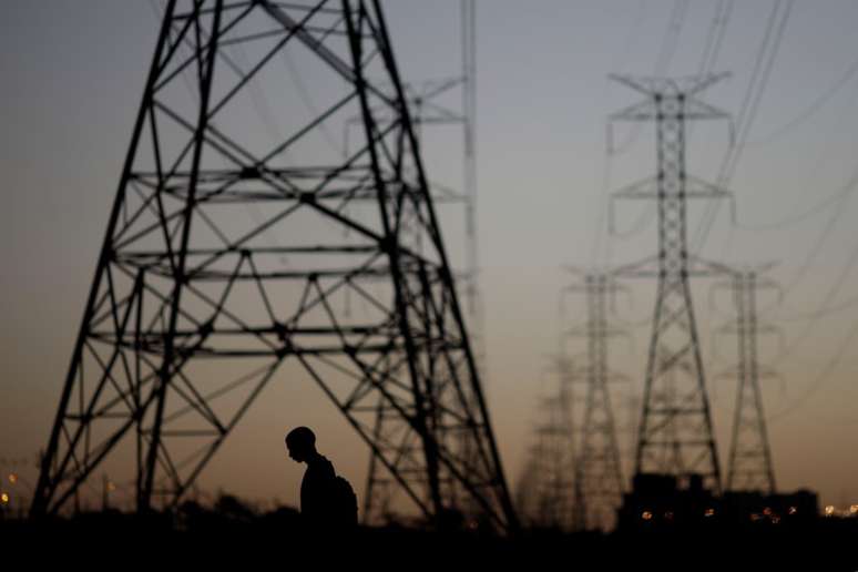 Homem perto de linhas de energia conectadas em torres de alta tensão em Brasília, Brasil
31/08/2017
REUTERS/Ueslei Marcelino