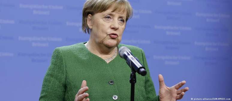Merkel: "Buscamos muito conscientes o diálogo"