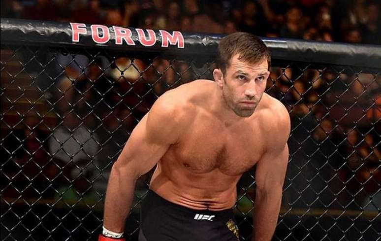 Luke Rockhold, ex-campeão peso-médio, confirmou sua ida para os meio-pesados (Foto: UFC)