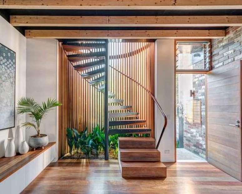 20. Decora&ccedil;&atilde;o com escada espiral de madeira
