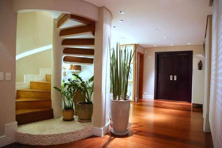 29. Decora&ccedil;&atilde;o de casa com escada espiral de madeira