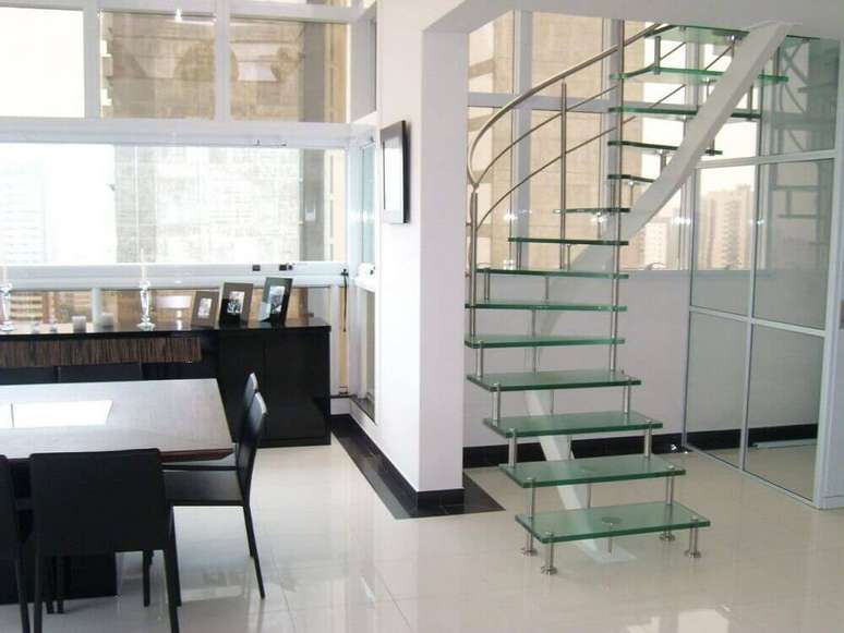 41. A escada caracol de vidro tamb&eacute;m entra super me harmonia com ambientes clean