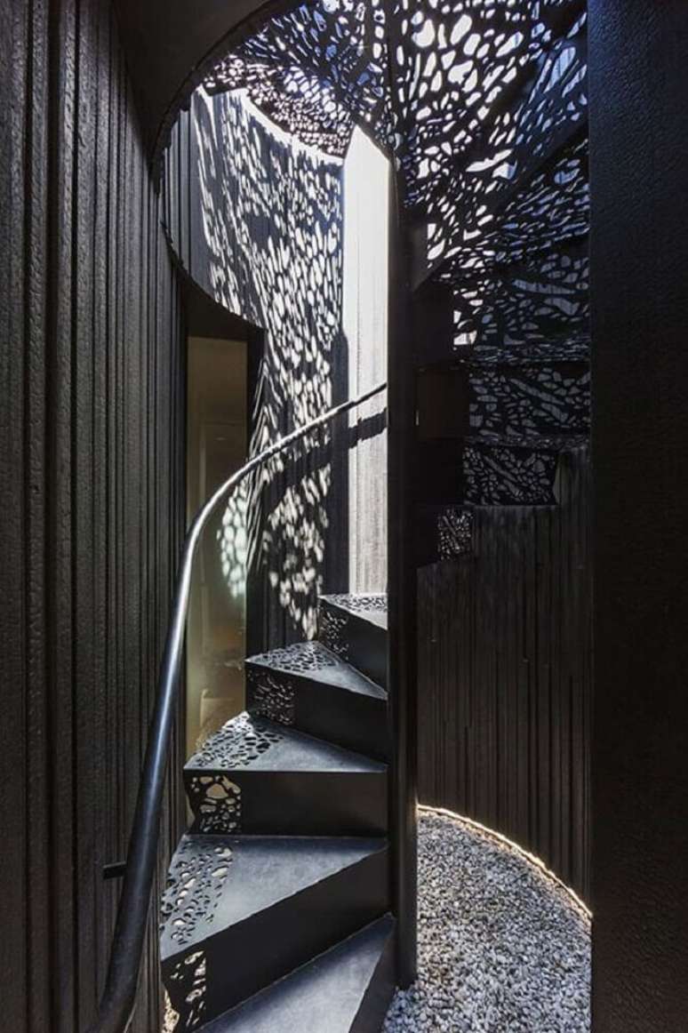 21. Escada espiral de ferro com detalhes nos degraus e pintada de preta