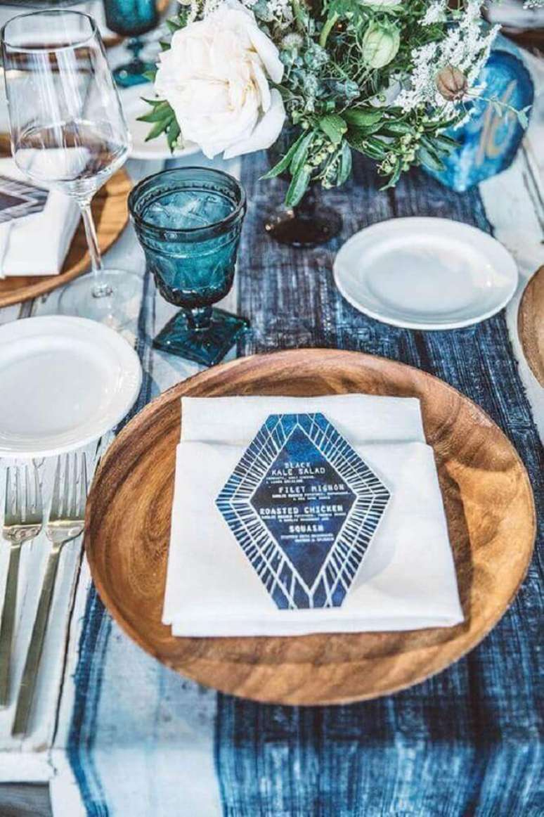 45. Decoração de mesa em tons de azul e branco com bastante flores