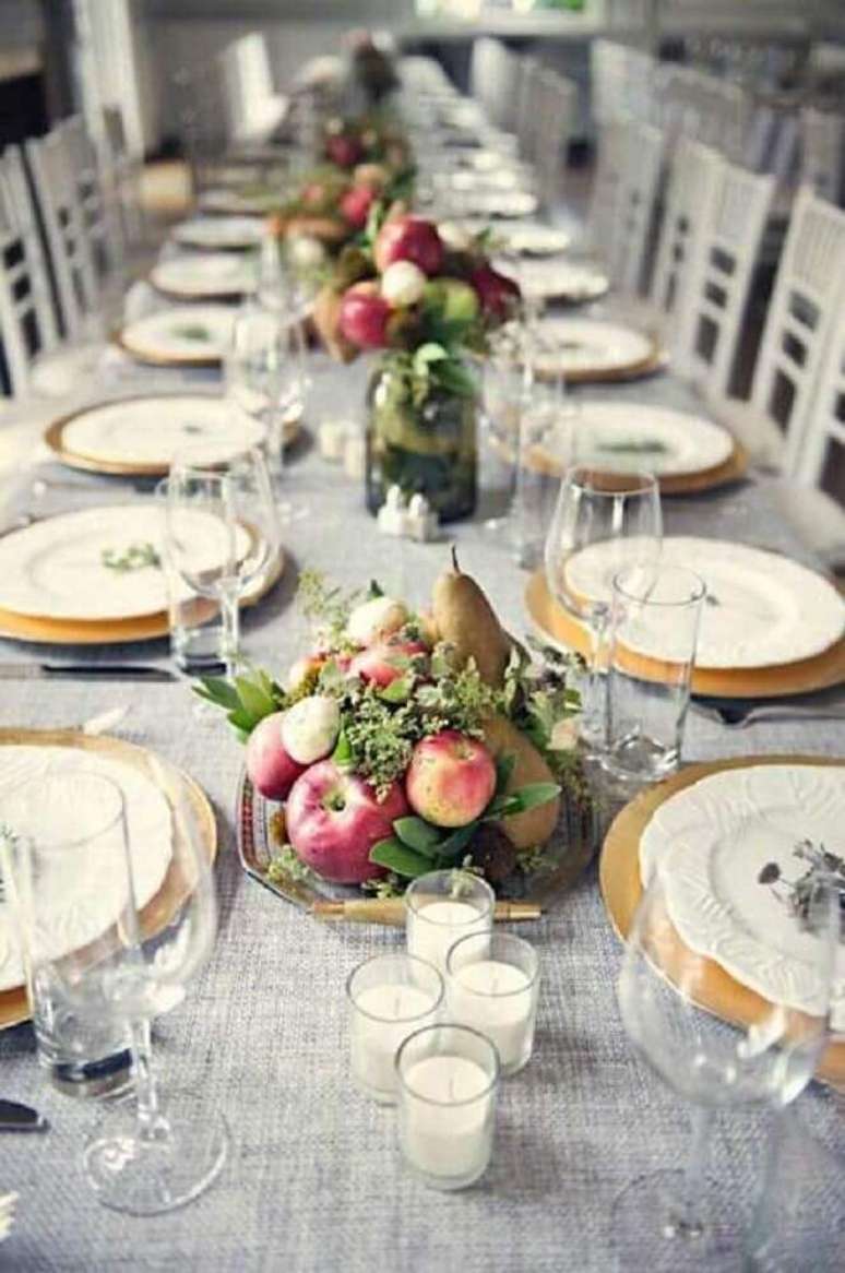 9. Decoração de mesa de casamento com sousplat dourado