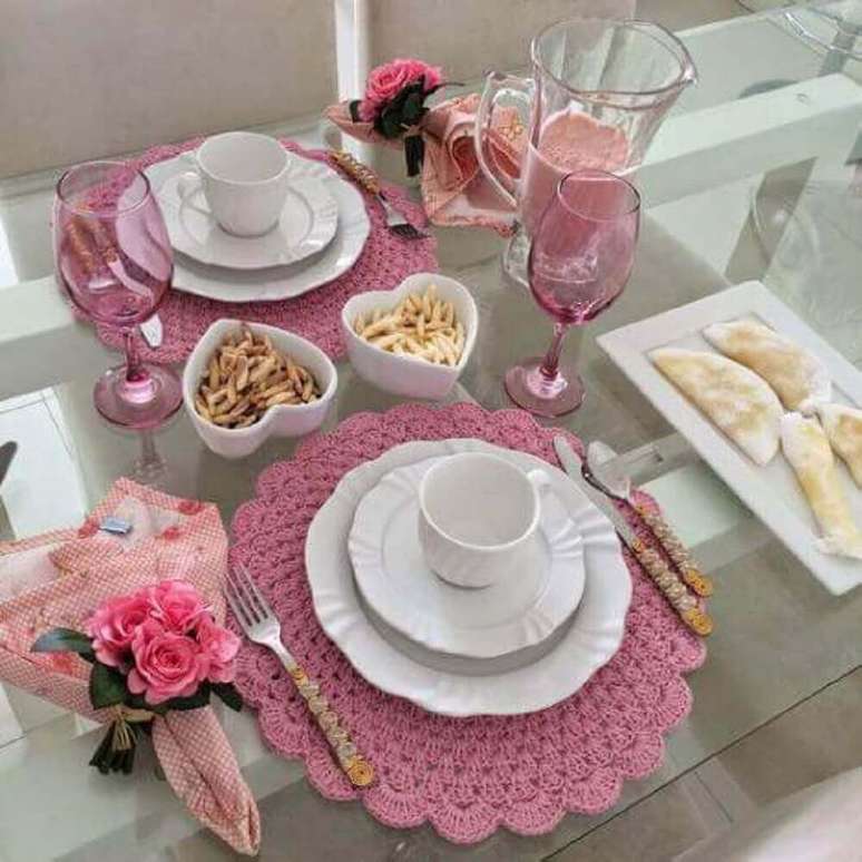 4. Decoração delicada com sousplat de crochê rosa