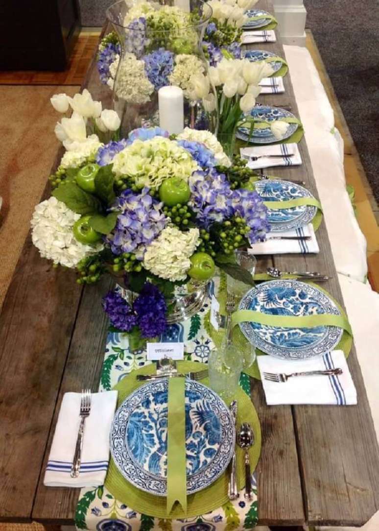 17. Decoração de mesa rústica com flores brancas e azuis