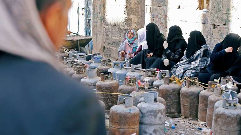 Gás de cozinha e outros itens básicos estão em falta no Iêmen