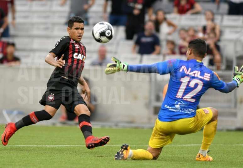 Atacante Ederson marcou um dos gols do Atlético-PR e assumiu a artilharia do Estadual (Foto: Miguel Locatelli/Site Oficial)