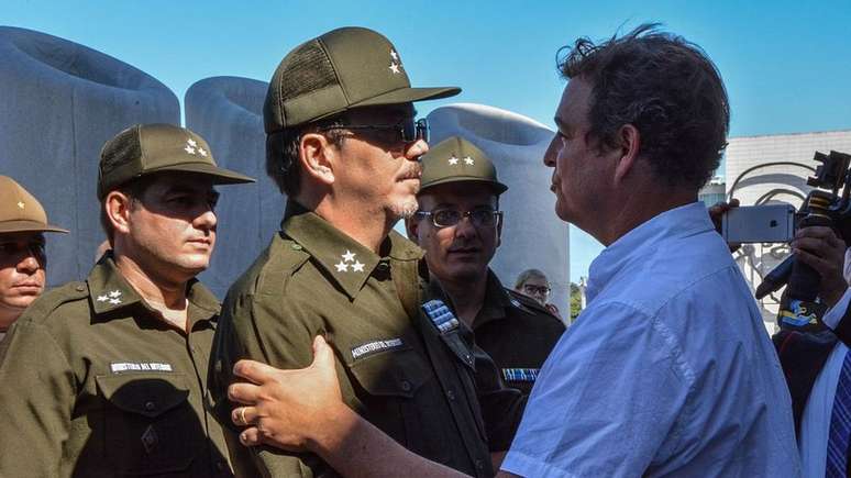 Alejandro Castro Esp&iacute;n abra&ccedil;a o primo Antonio Castro Soto del Valle, filho de Fidel Castro, ap&oacute;s a morte do l&iacute;der cubano