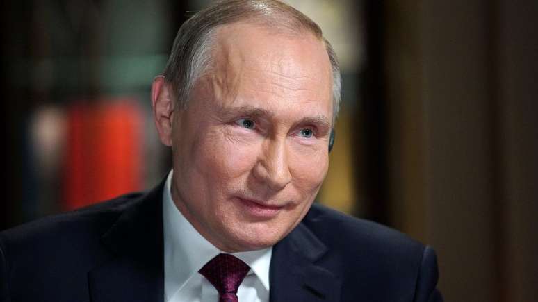 Vladimir Putin, que deve ser reeleito este mês, foi entrevistado em um documentário de duas horas