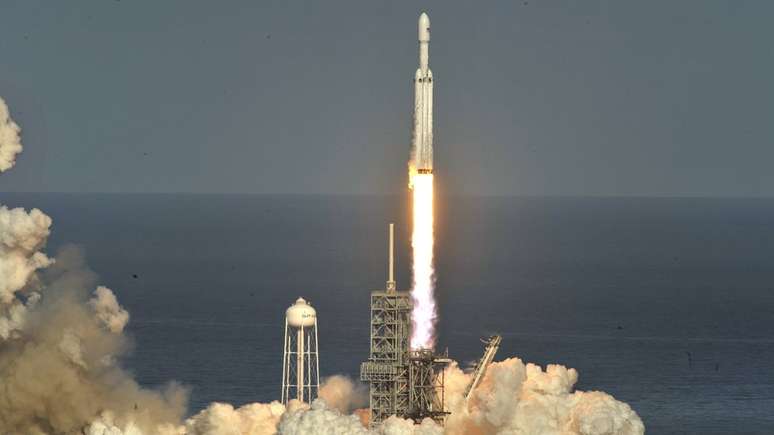 Em fevereiro, a SpaceX lançou, com sucesso, o Falcon Heavy, que tem duas vezes mais capacidade de propulsão do que qualquer outro foguete