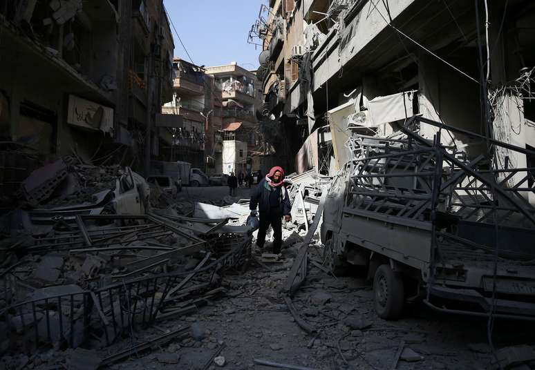 Homem passa por destroços de prédios na cidade de Douma, em Ghouta Oriental, na Síria 05/03/2018 REUTERS/Bassam Khabieh 