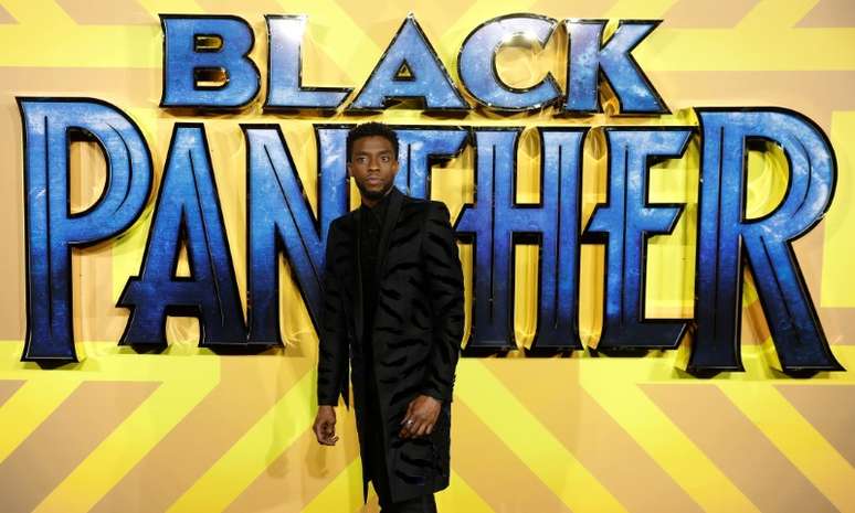 Ator Chadwick Boseman posa para fotos na estreia do filme "Pantera Negra" em Londres 08/02/2018 REUTERS/Peter Nicholls