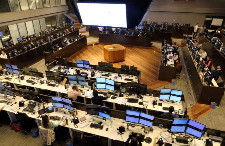 Operadores durante sessão na Bovespa, no centro de São Paulo, Brasil
24/05/2016
 REUTERS/Paulo Whitaker