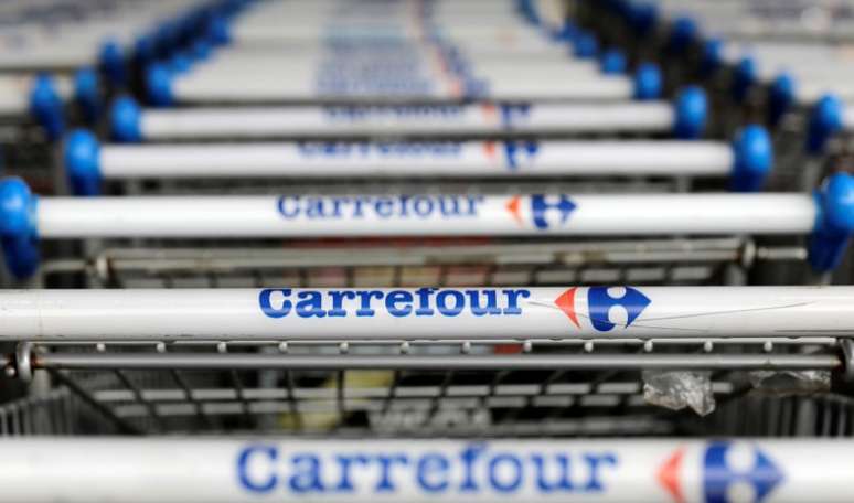 Logo da empresa francesa Carrefour em carrinhos de compras em loja em S&atilde;o Paulo, Brasil
18/07/2017
 REUTERS/Paulo Whitaker 