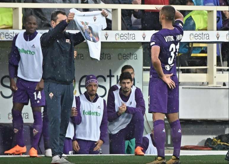 Vitor Hugo homenageia o capitão da Fiorentina Davide Astori (Foto: Reprodução/Twitter Oficial)