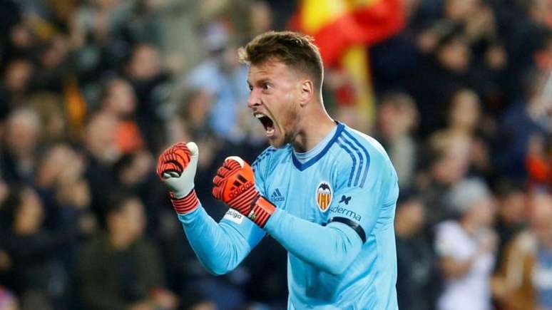 Neto vem fazendo grande temporada no Valencia e já pegou dois pênaltis (Foto: Site Oficial do Valencia / Divulgação)