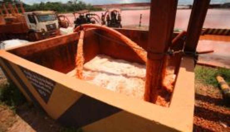 A mineradora disse que, antes de ser liberadaa água foi tratada segundo critérios estabelecidos pelo Conama 